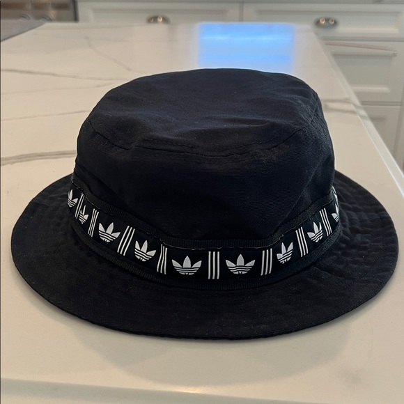 Adidas Classic Black Bucket Hat in excellent used condition. One size only - Picture 1 of 6